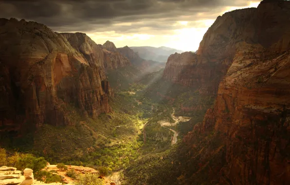Картинка дорога, тучи, скалы, вид, высота, каньон, ущелье, солнечные лучи