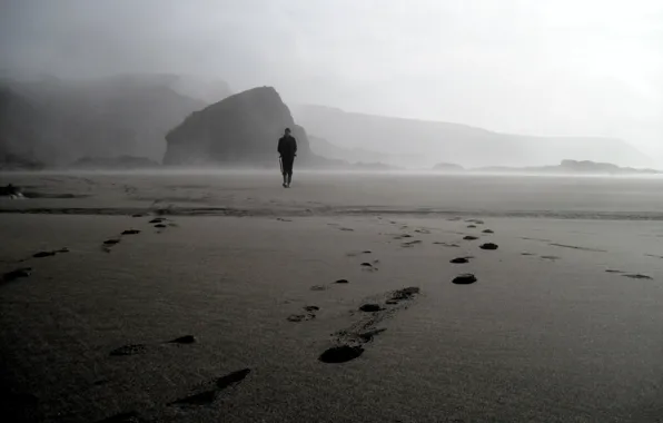 Картинка пляж, туман, камень, мужчина