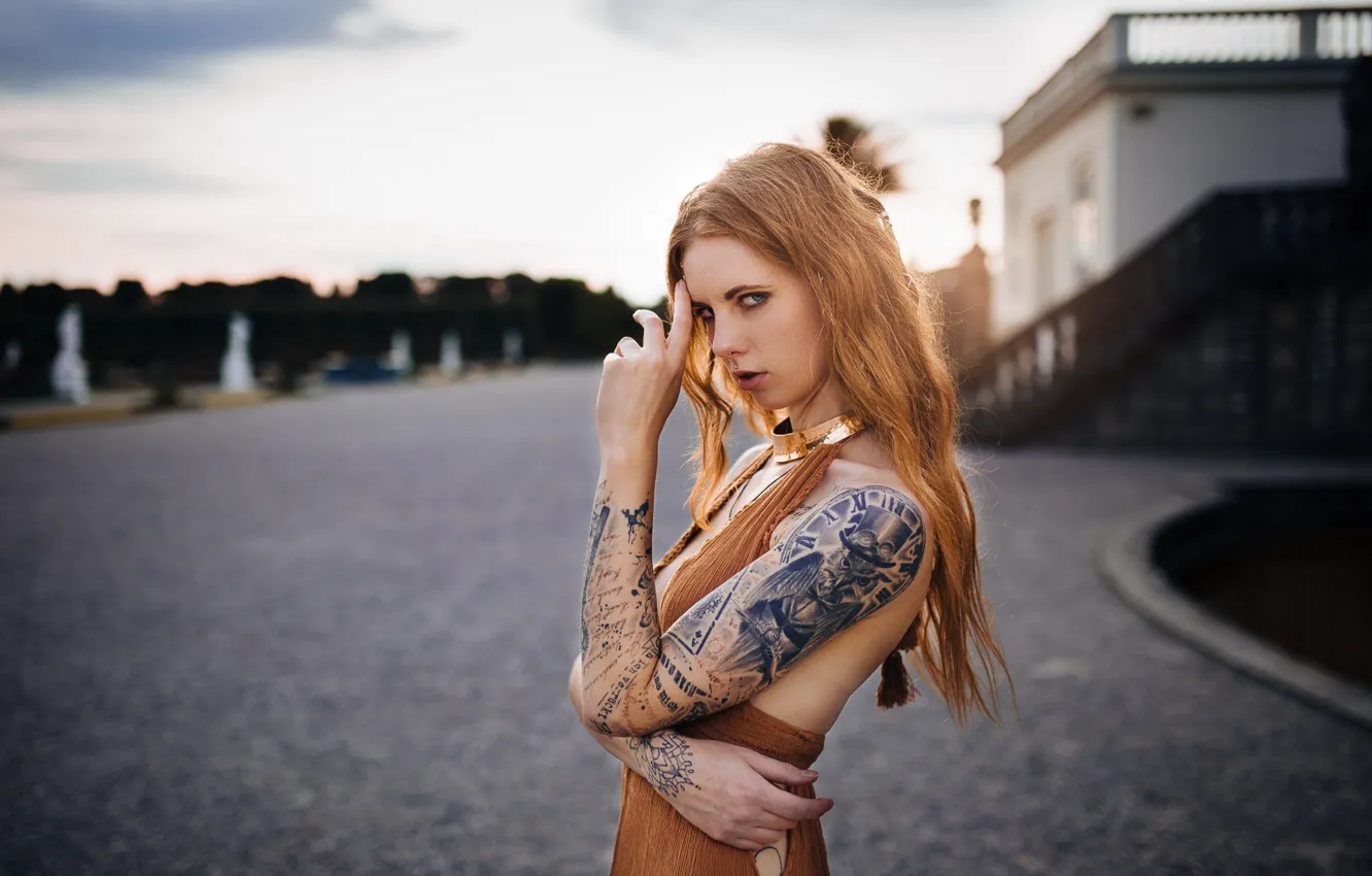 Девушки с татуировками на улице