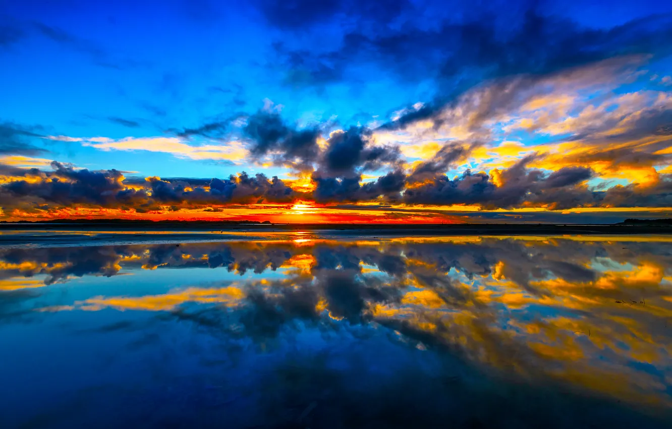 Фото обои море, небо, облака, закат, отражение, побережье