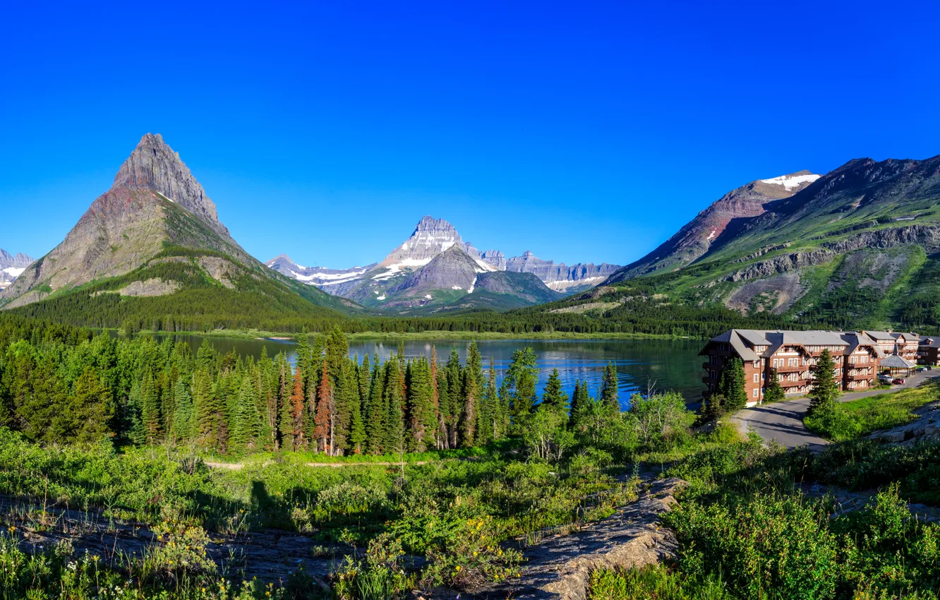 Фото обои лес, небо, деревья, горы, озеро, голубое, дома, Монтана, США, сол...