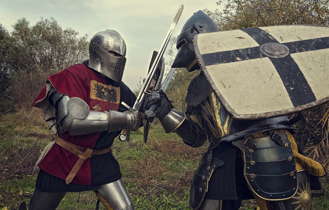 Фото обои металл, доспехи, мечи, рыцари, поединок, шлемы