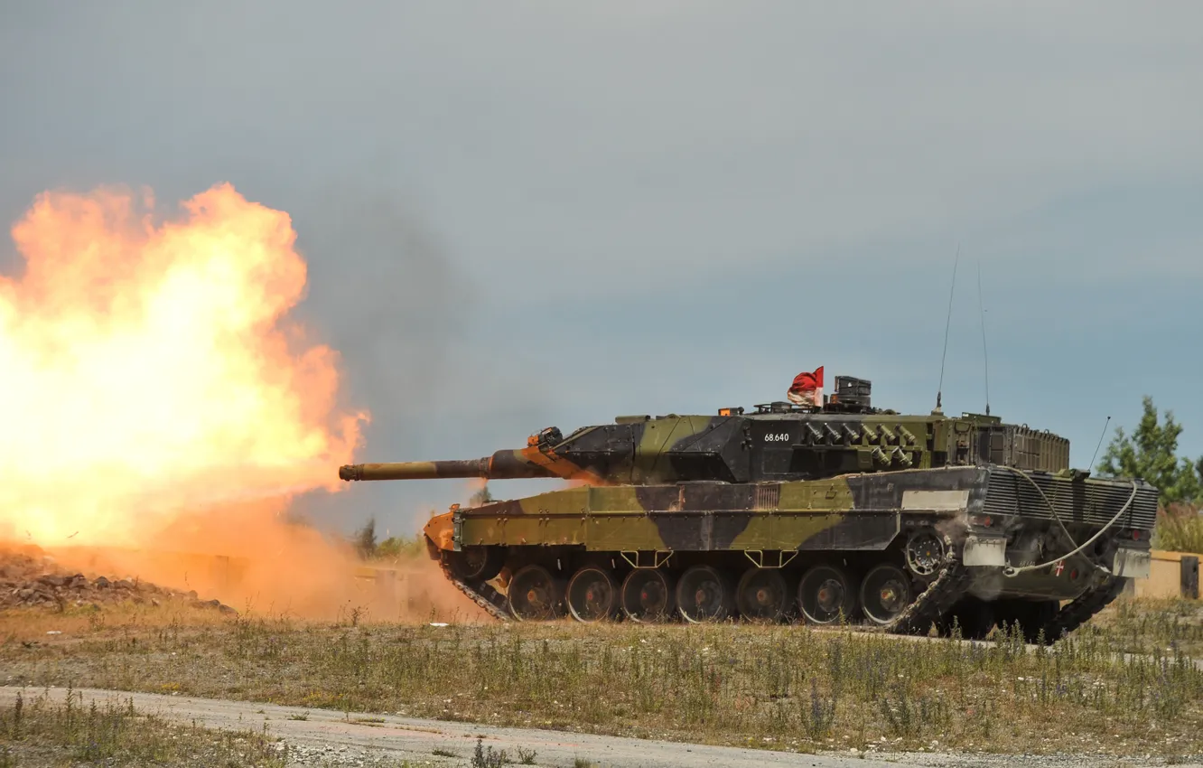Фото обои огонь, танк, полигон, боевой, бронетехника, Leopard 2