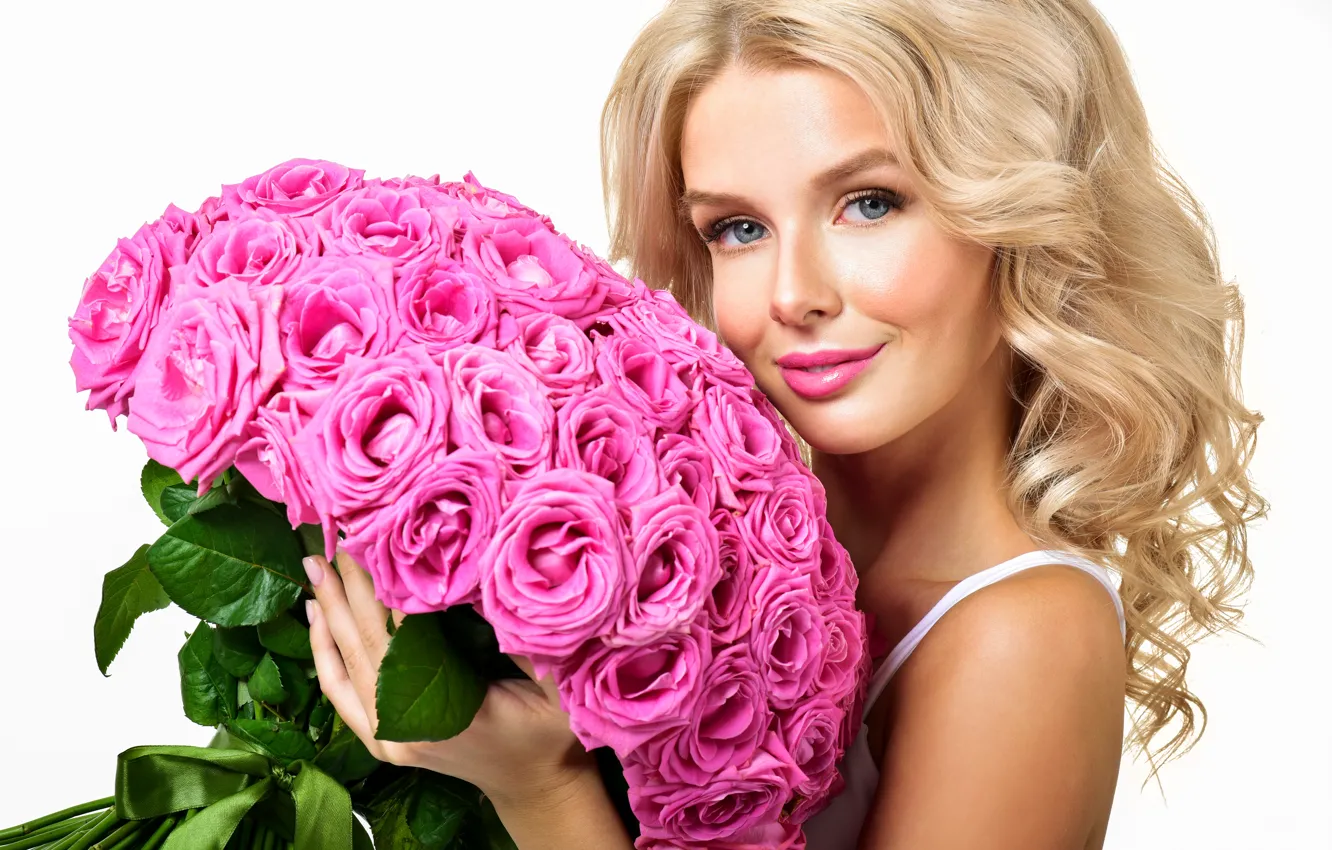 Фото обои взгляд, девушка, улыбка, розы, букет, блонди