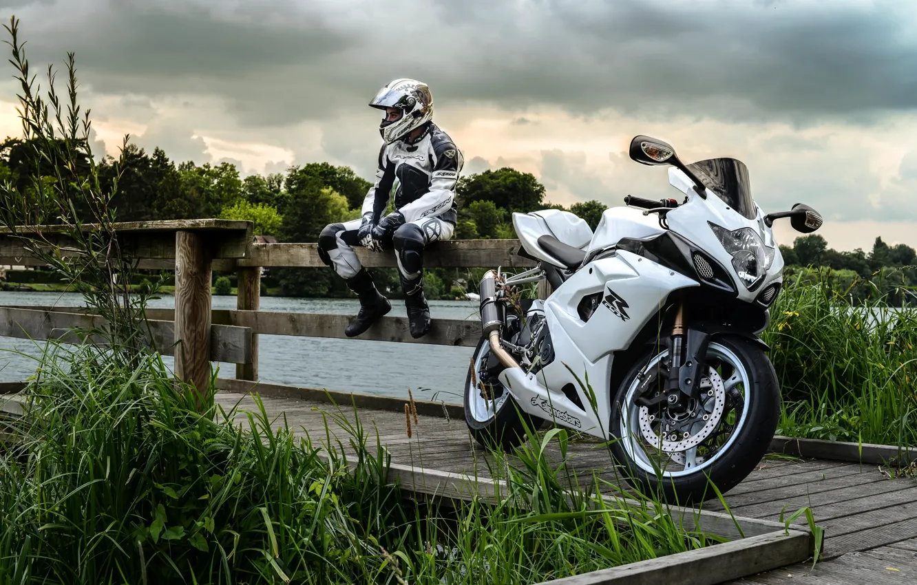 Фото обои белый, небо, тучи, мотоцикл, white, suzuki, мотоциклист, сузуки, gsx-r, biker