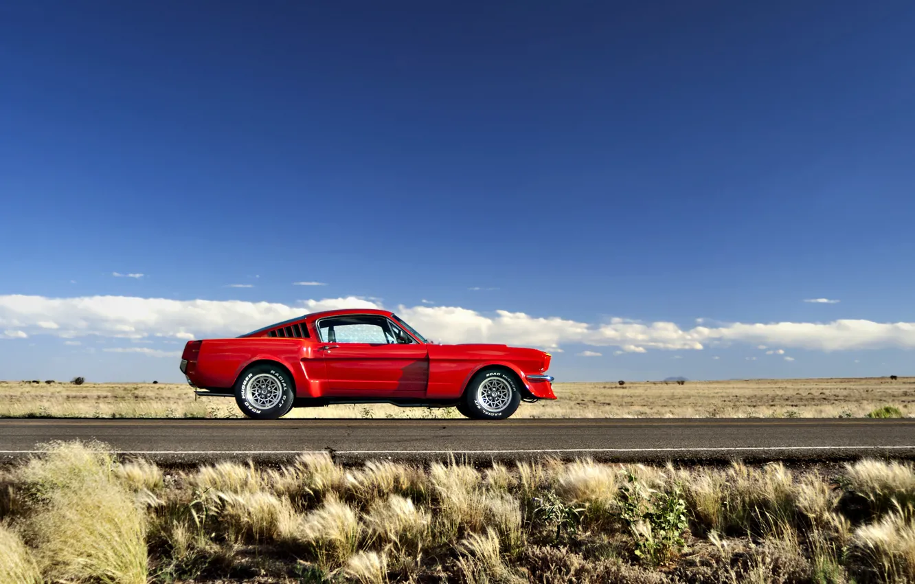 Фото обои дорога, поле, небо, трава, облака, холмы, Mustang, Ford, горизонт, колеса, 1965, солнечный, сторона
