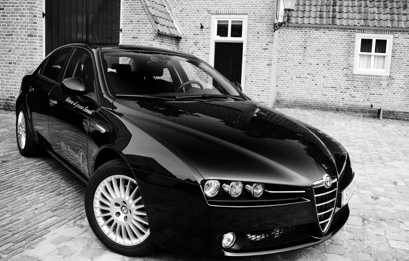 Фото обои чёрный, Alfa Romeo, итальянский, на брусчатке