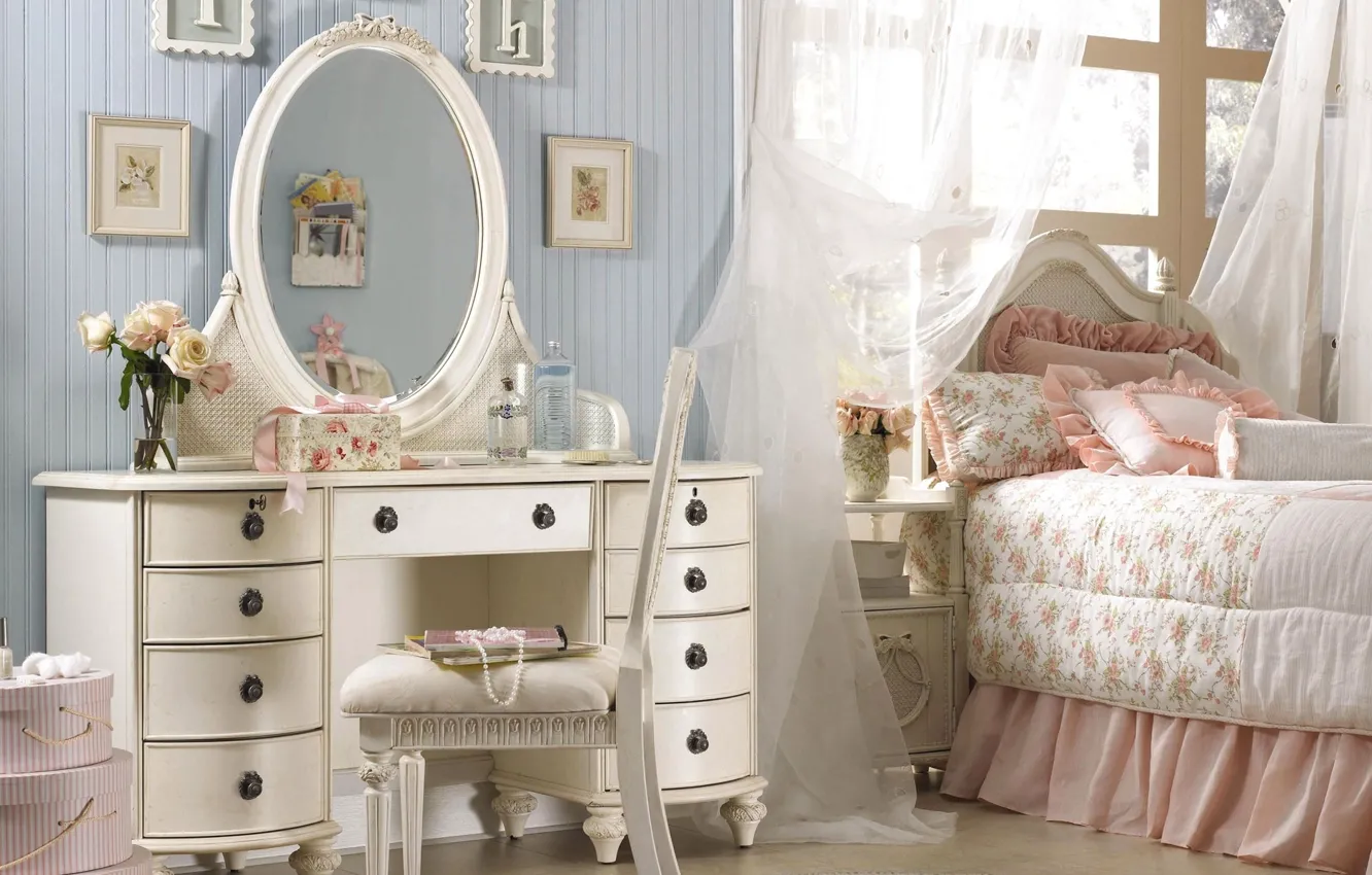 Фото обои розовая, подушки, зеркало, картины, спальня, комод, оборки