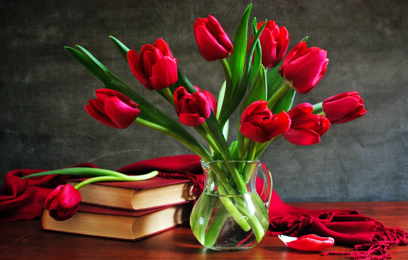 Фото обои книги, букет, тюльпаны, ваза, still life