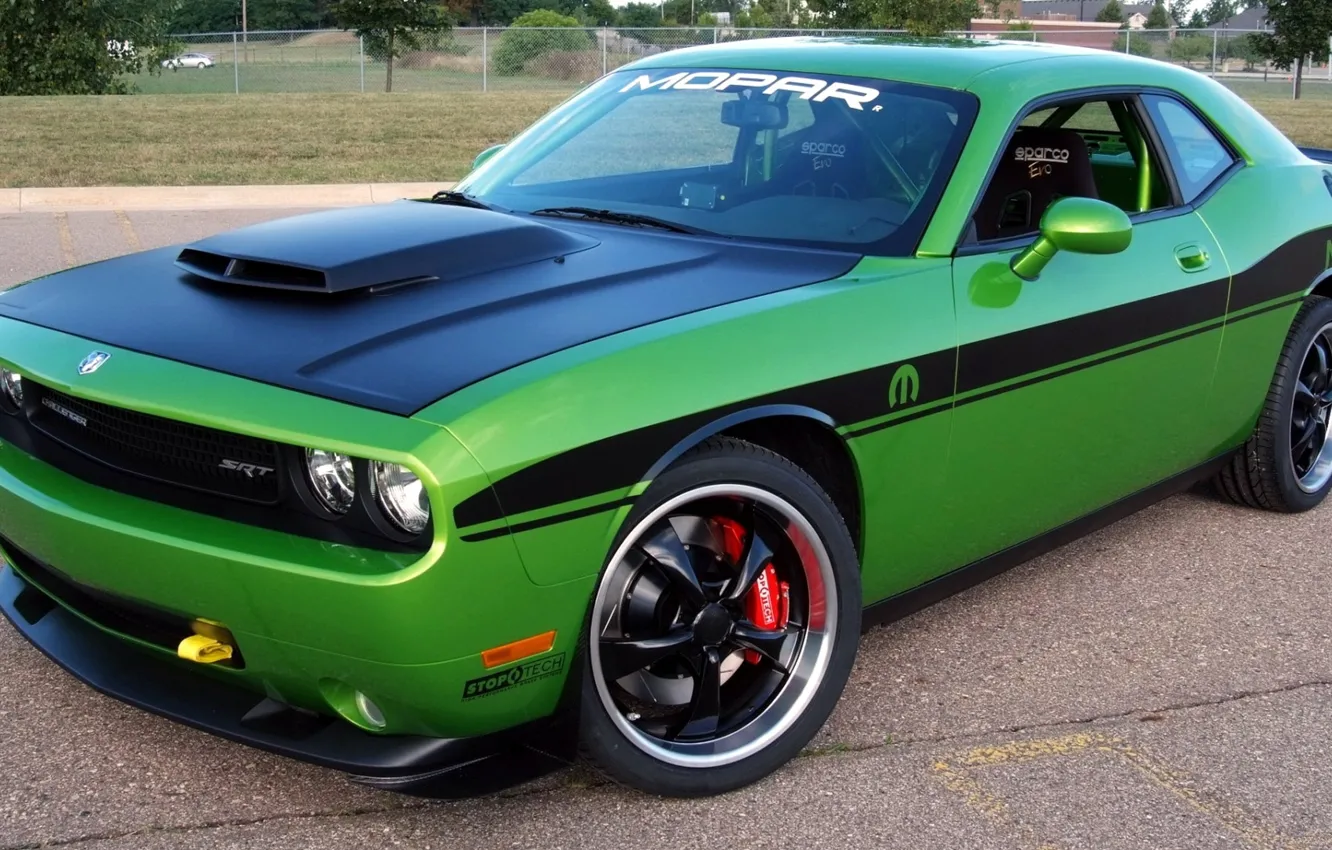 Фото обои машина, авто, асфальт, город, зеленый, цвет, Dodge, Challenger