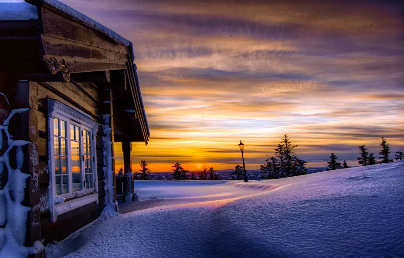 Фото обои зима, небо, облака, снег, деревья, закат, природа, дом, холмы, Норвегия, фонарь, сугробы