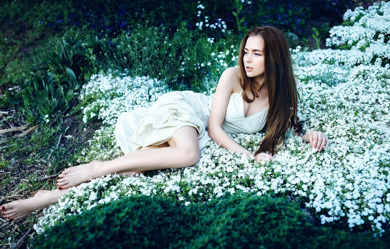 Фото обои трава, девушка, милая, платье, ножки, красивая, цветки, длинноволосая, Александра Шульгович