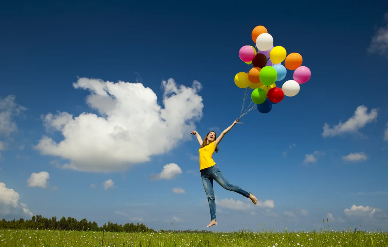 Фото обои небо, трава, девушка, облака, шарики, полет, радость, счастье, воздушные шары, парение