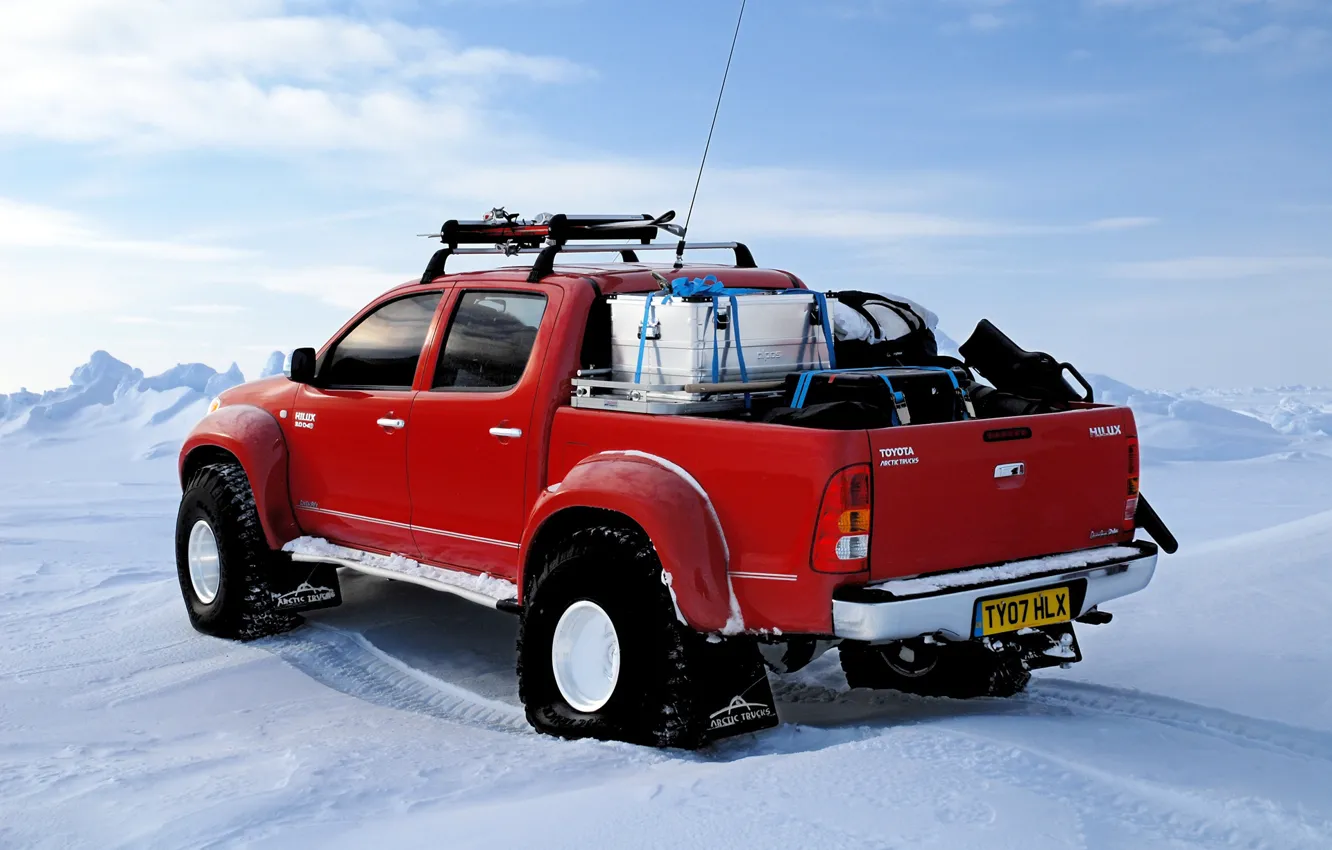 Фото обои зима, снег, лыжи, северный полюс, red, Toyota, north pole, hilux, arctic trucks