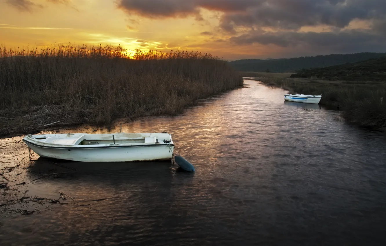 Фото обои закат, река, лодки, камыш