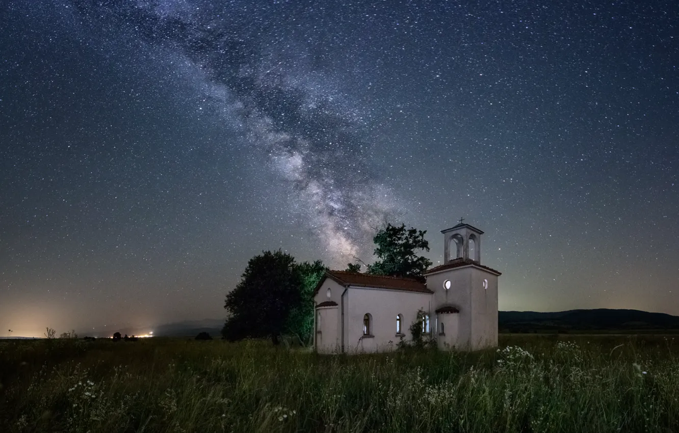 Церковь и ночное небо
