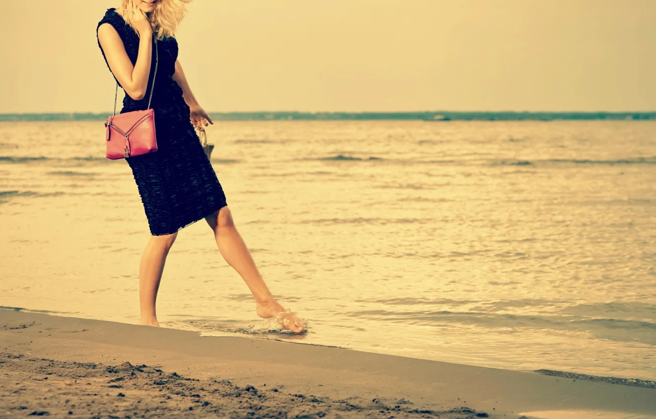 Фото обои песок, море, пляж, вода, девушка, радость, улыбка, фон, обои, настроения, волна, платье, wallpaper, сумочка, girl, …