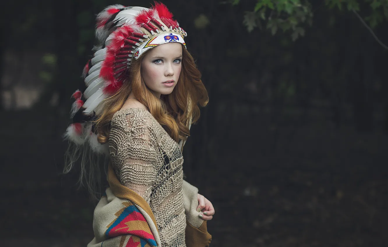 Фото обои лес, девушка, перья, образ, Рыжеволосая
