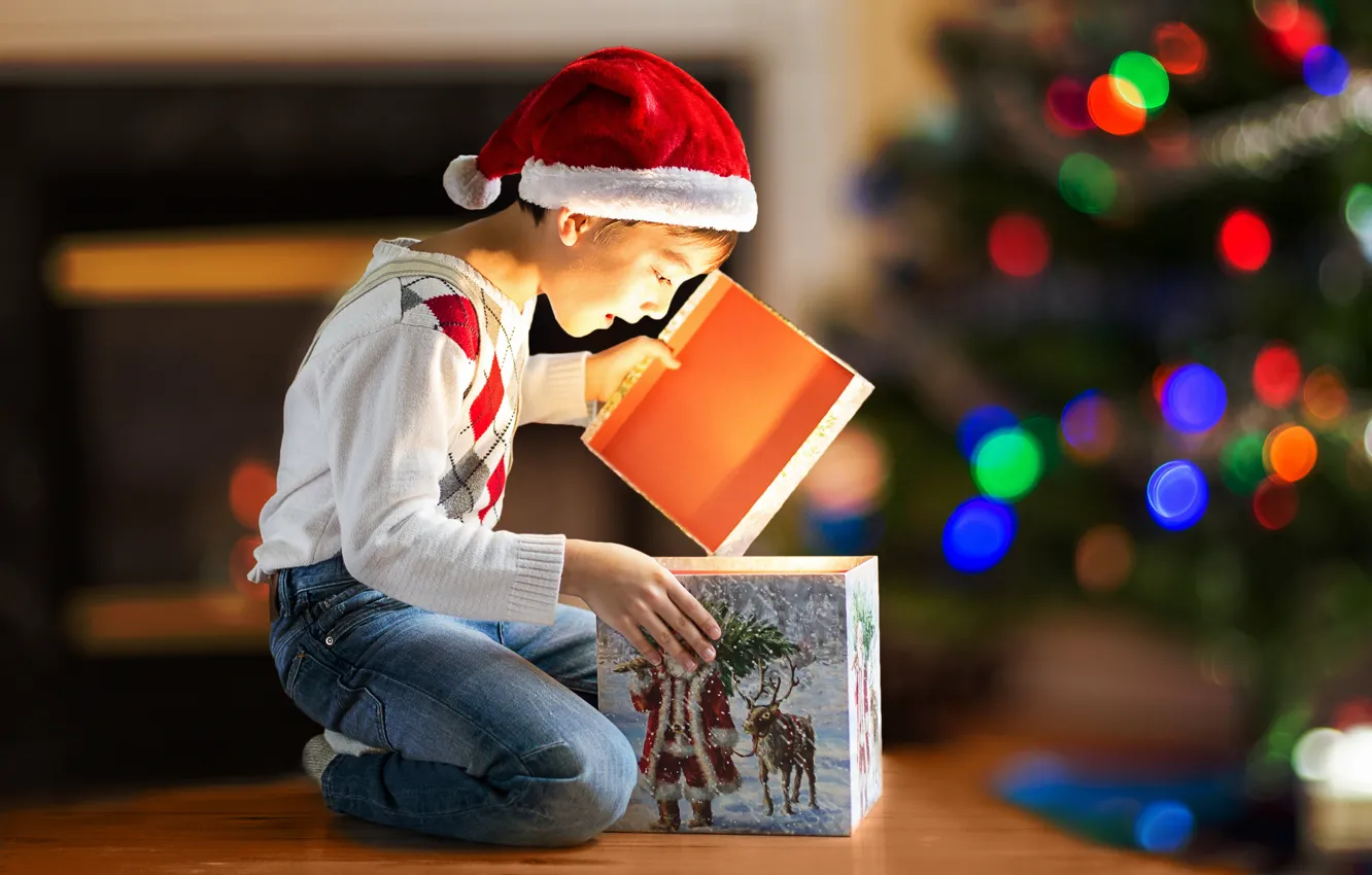 Фото обои огни, праздник, коробка, подарок, новый год, мальчик, ёлка, ребёнок, боке