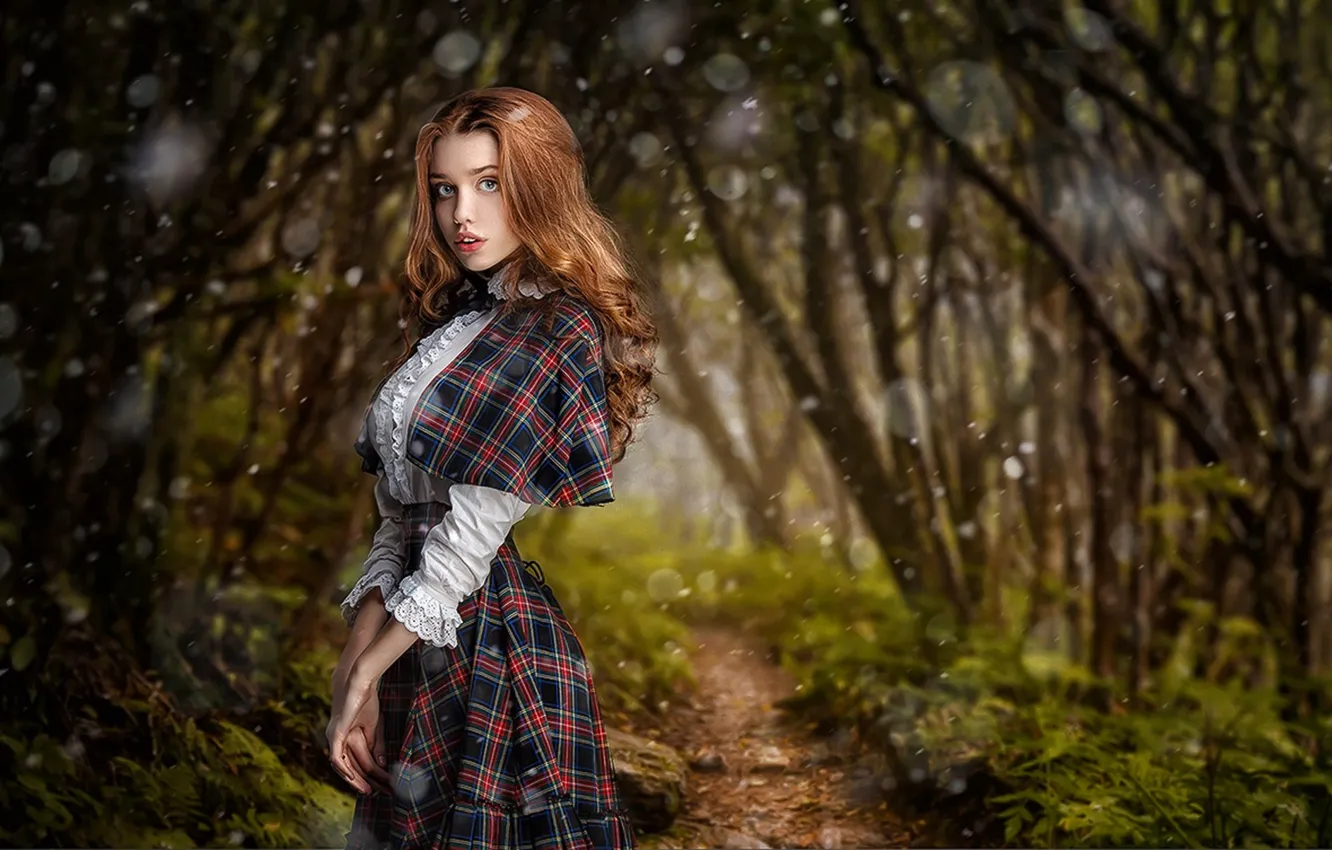 Красивая  девушка в лесу