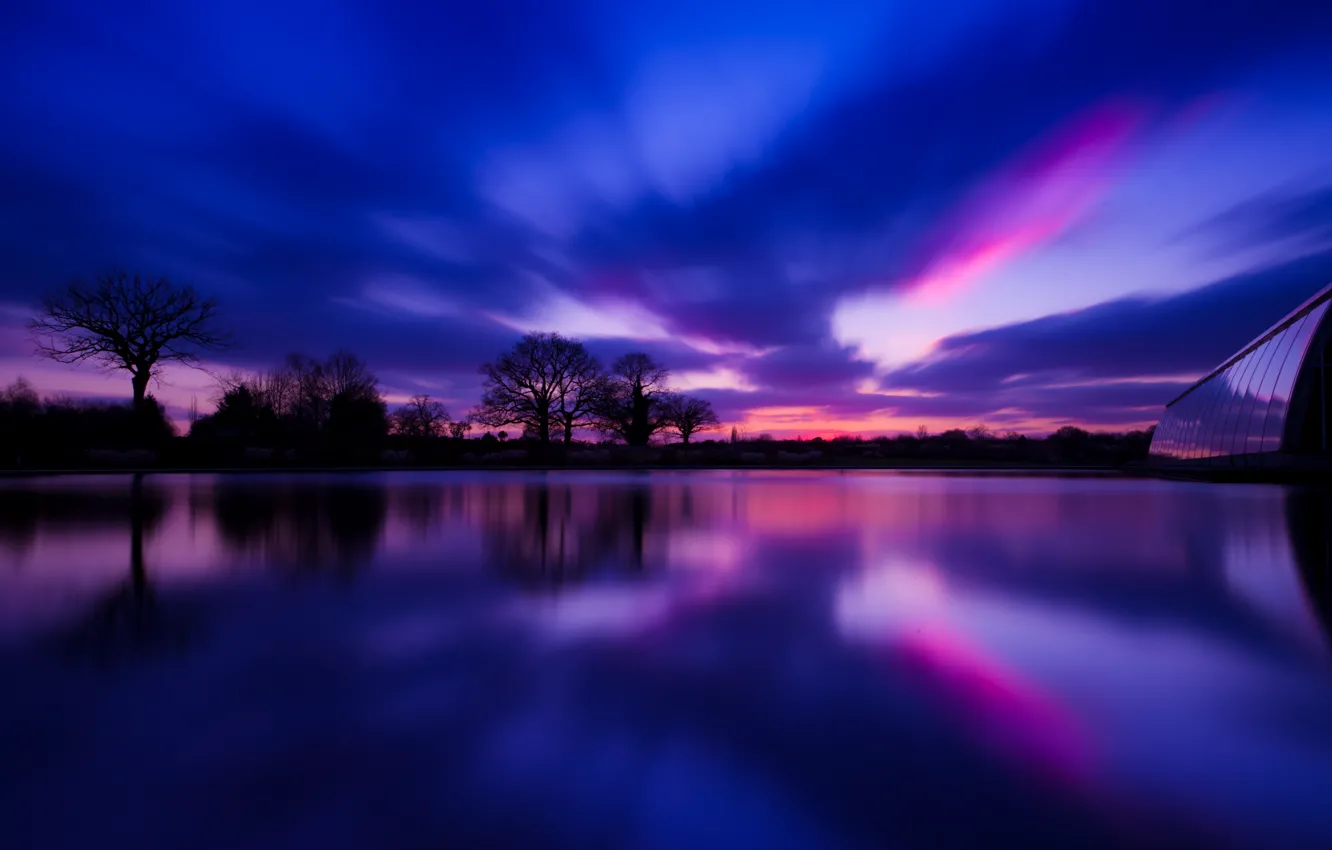 Фото обои деревья, закат, отражение, река, Англия, вечер, деревня, Великобритания, river, trees, sunset, evening, village, England, reflection, …