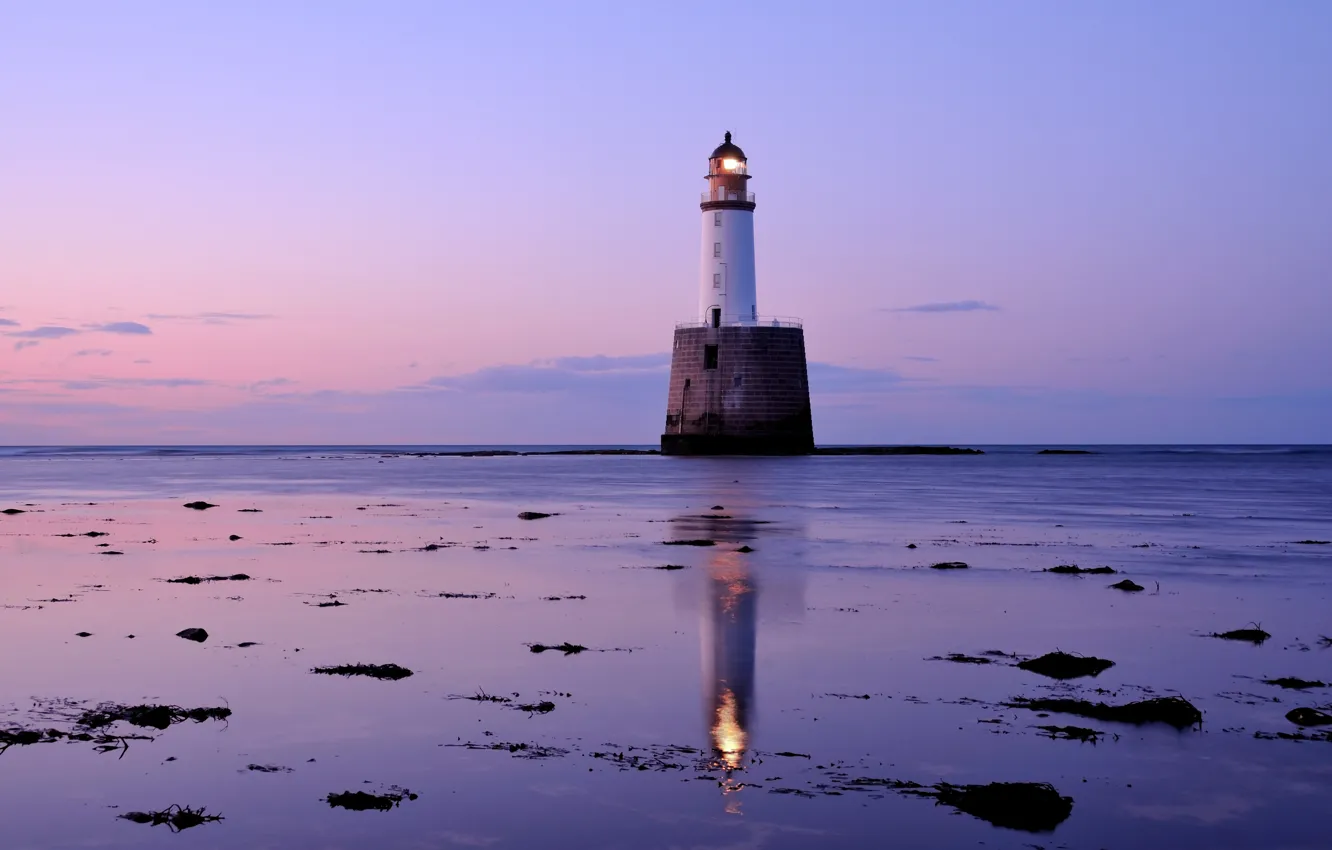 Фото обои море, небо, облака, маяк, Шотландия, Великобритания, сумерки, сиреневый вечер, розовый закат