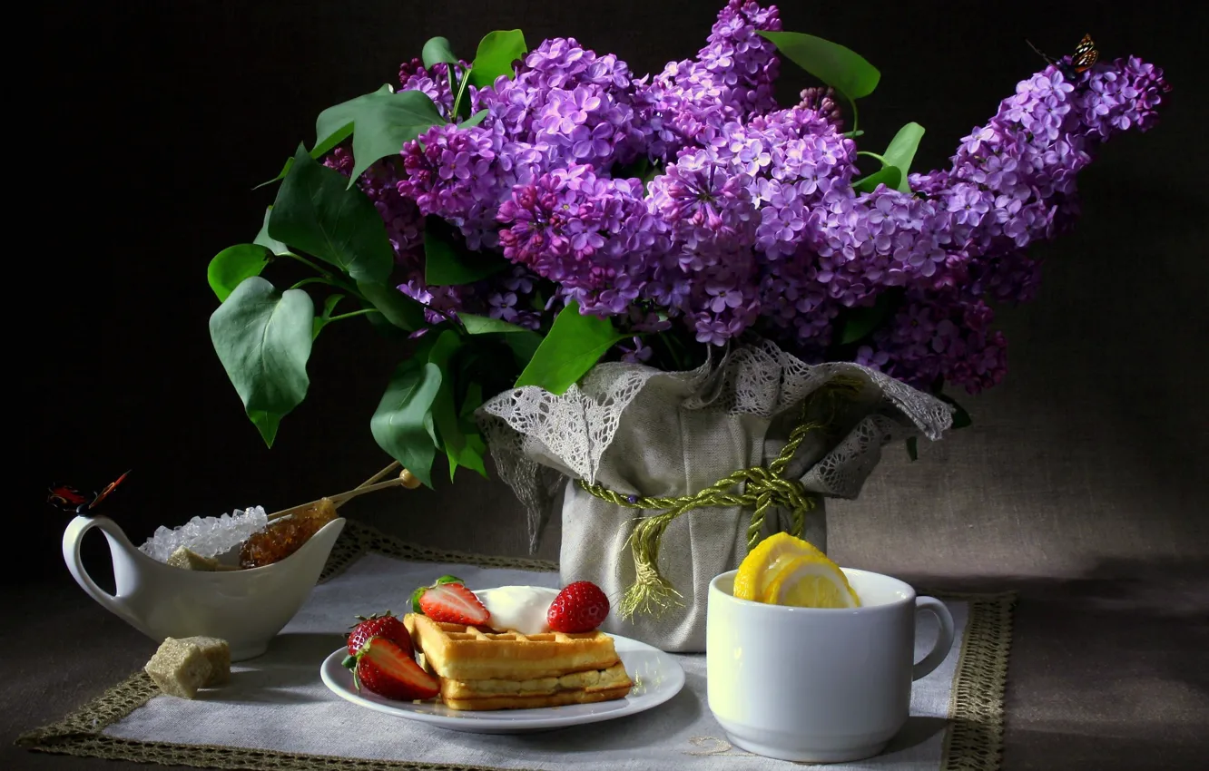 Фото обои бабочки, цветы, темный фон, лимон, завтрак, клубника, чашка, сахар, натюрморт, вафли, сирень, салфетка