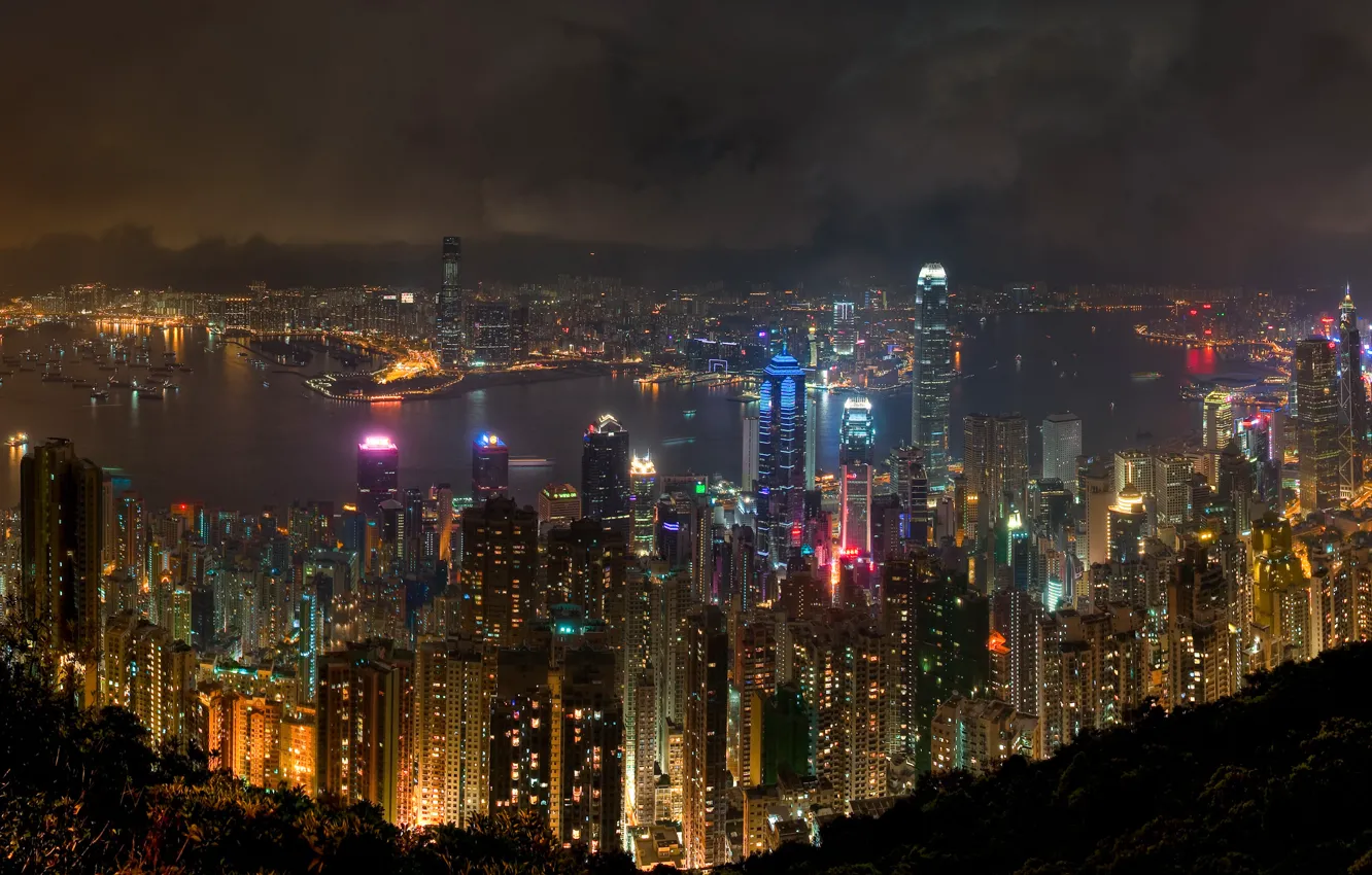 Фото обои ночь, река, окна, Гонконг, небоскребы, неон