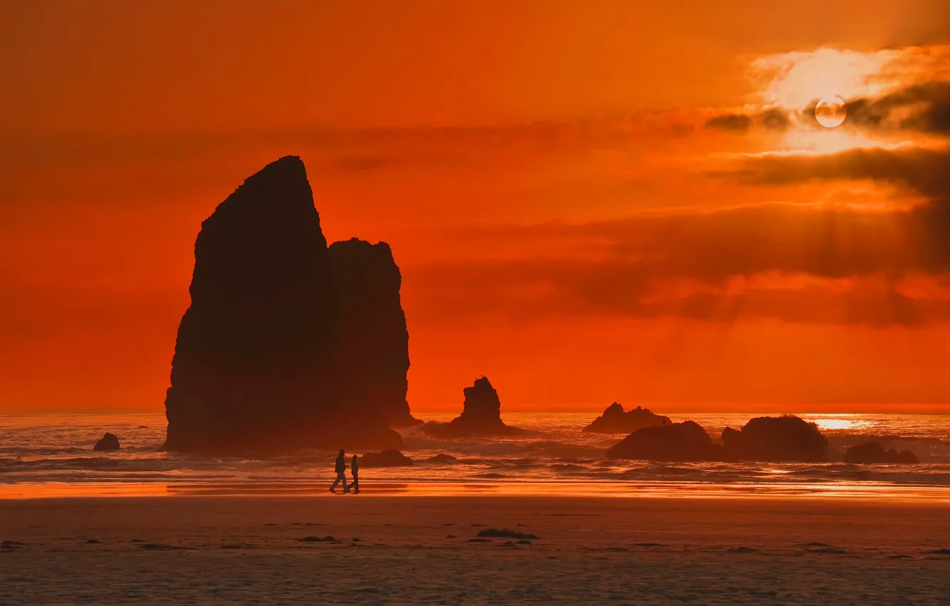 Фото обои волны, пляж, солнце, скалы, пара, оранжевое небо