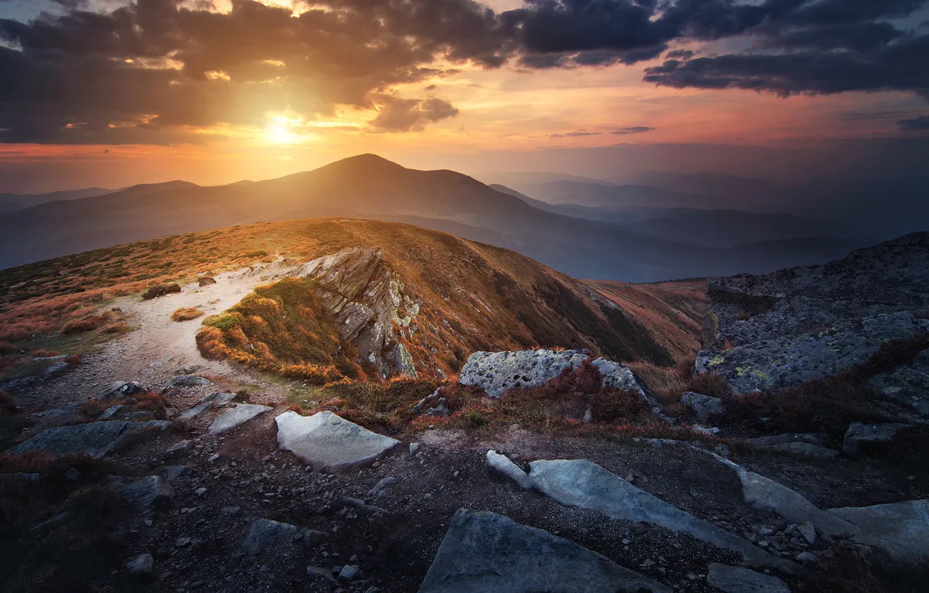 Фото обои небо, трава, солнце, облака, горы, камни, вершина, Украина, Карпаты, Говерла