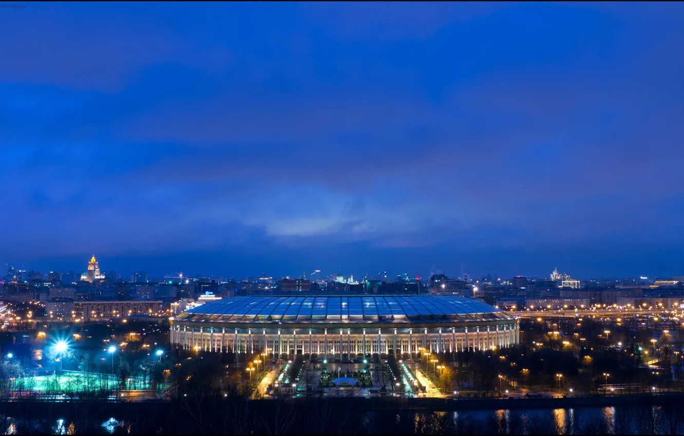 Фото обои небо, ночь, огни, река, фонари, Москва, Россия, набережная, стадион, Лужники, Luzhniki Stadium
