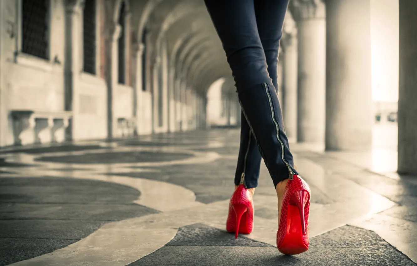 Фото обои red, floor, female, heels
