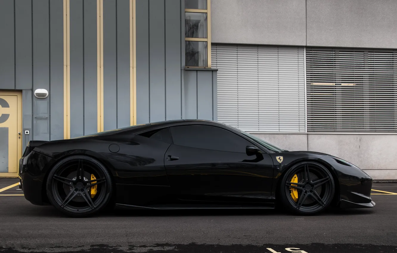 Фото обои чёрный, здание, окна, профиль, wheels, ferrari, феррари, диски, black, италия, 458 italia, тонированный