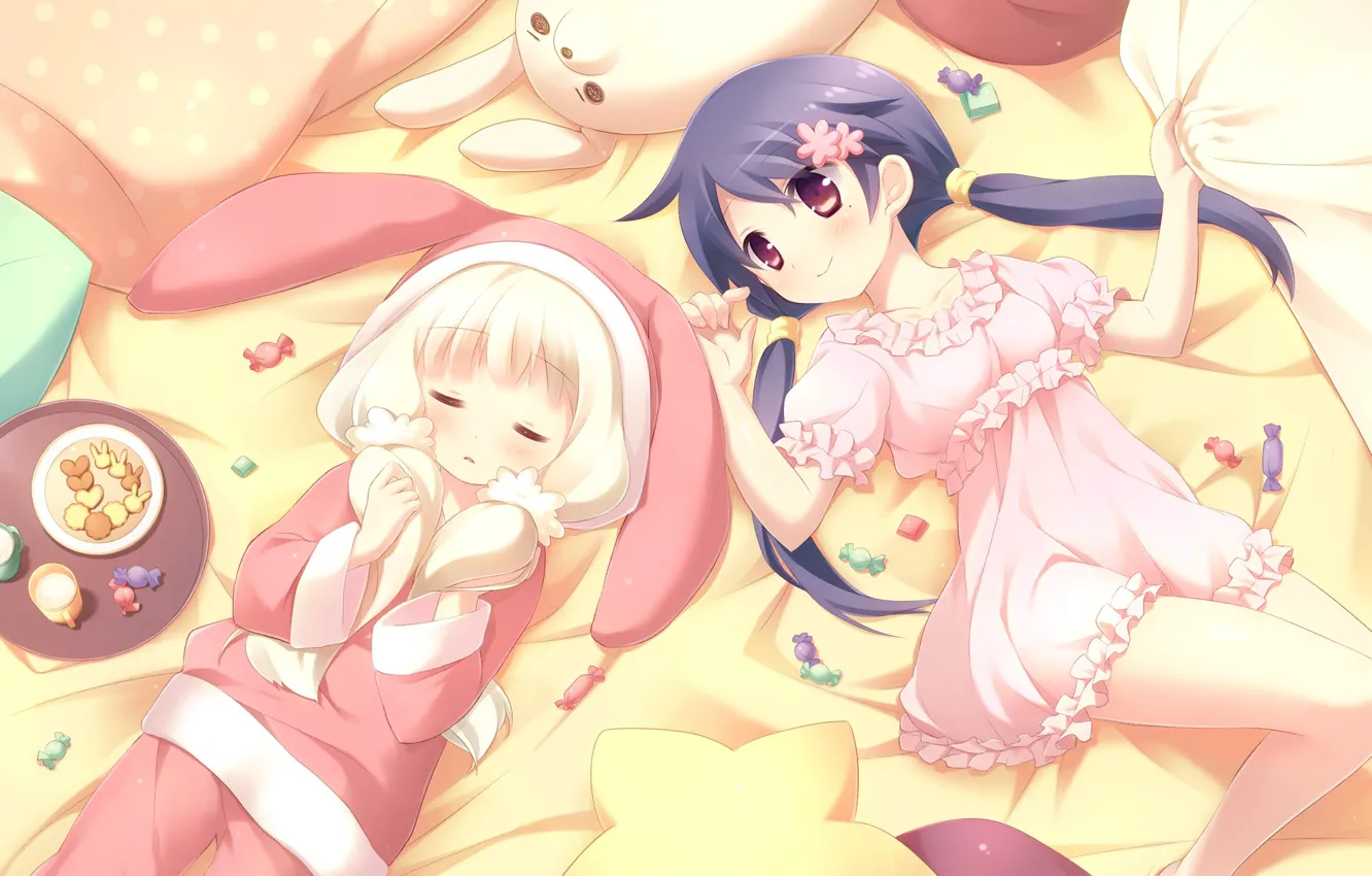 Фото обои девушка, игрушка, кровать, аниме, кролик, молоко, печенье, конфеты, сердечко, сладкое, лоли