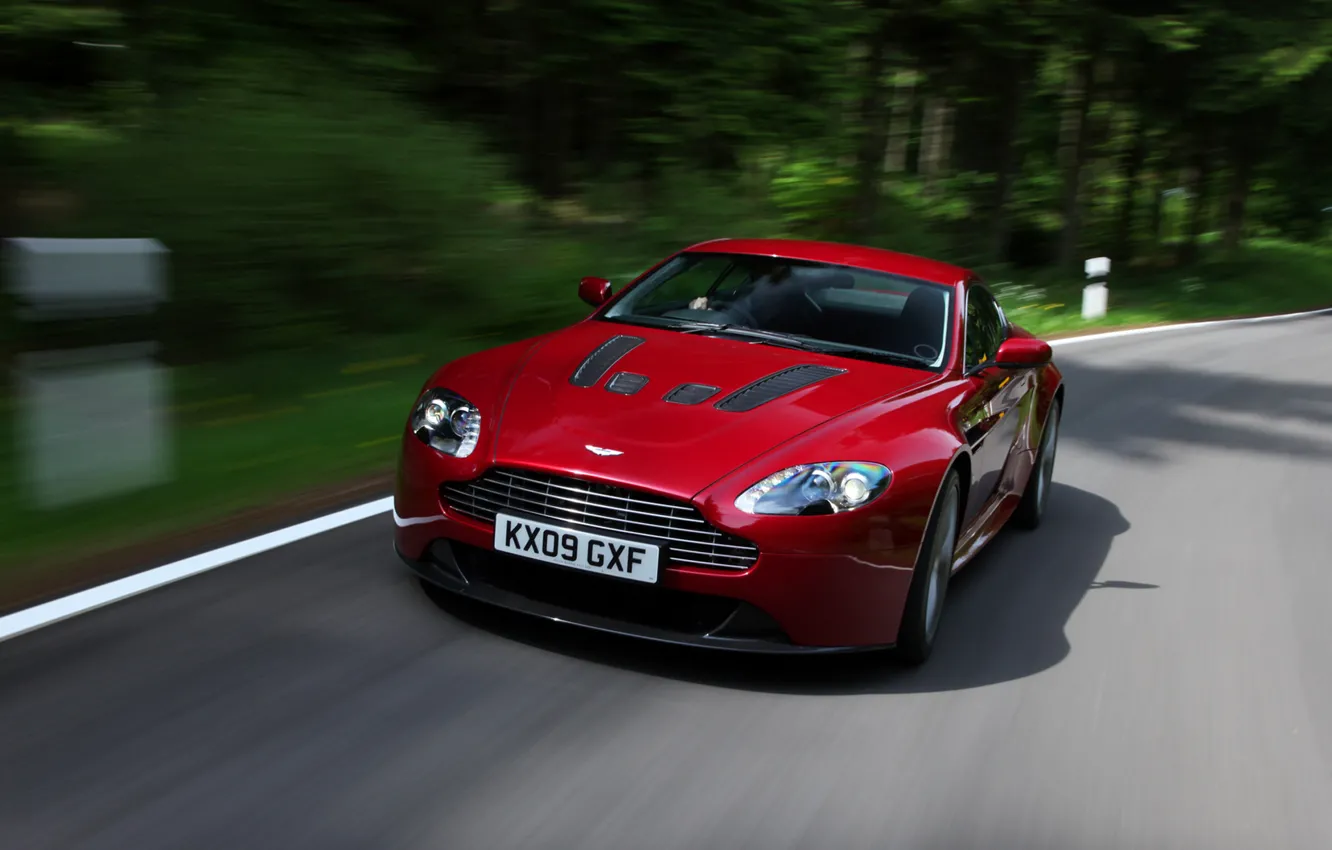 Фото обои Aston Martin, Vantage, red, вид спереди, V12