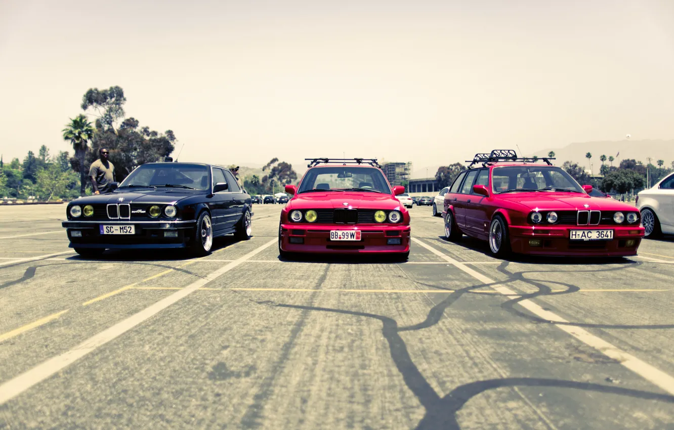 Фото обои улица, бмв, BMW, red, black, трио, street, E34, E30, 3 серия, 325i, красные. черная