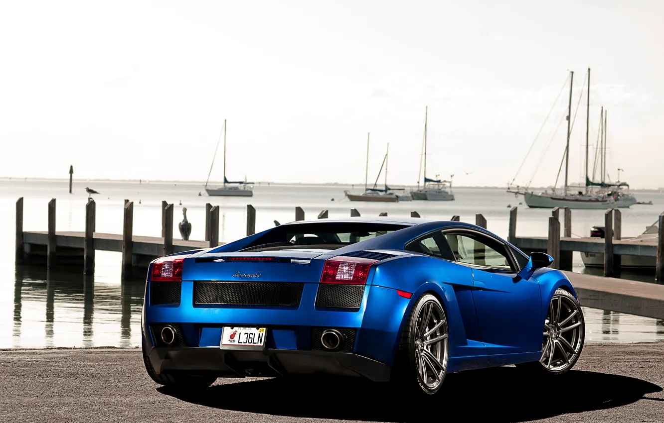 Фото обои небо, синий, яхты, Lamborghini, причал, Gallardo, ламборджини, blue, ламборгини, задняя часть, галлардо