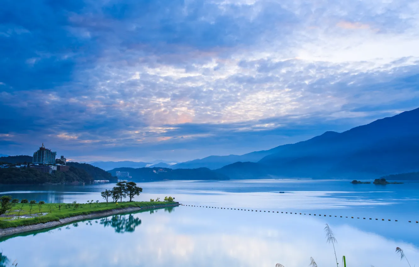 Фото обои небо, облака, деревья, горы, природа, озеро, отражение, рассвет, голубое, берег, утро, Китай, Тайвань, КНР, Наньтоу