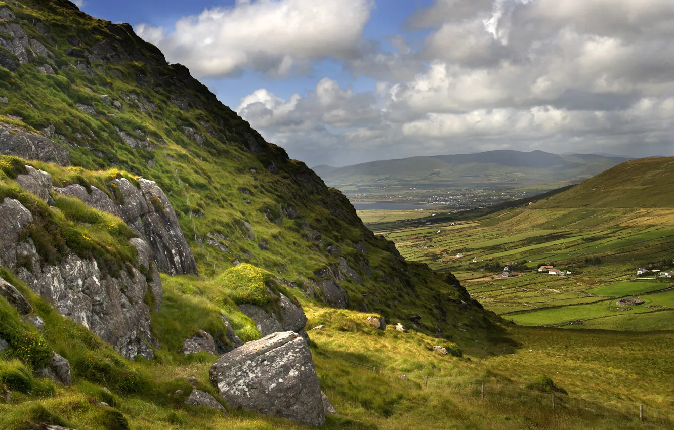 Фото обои зелень, небо, трава, облака, горы, камни, склоны, вид, поля, дома, долина, Ирландия, Ireland, Valley, графство …